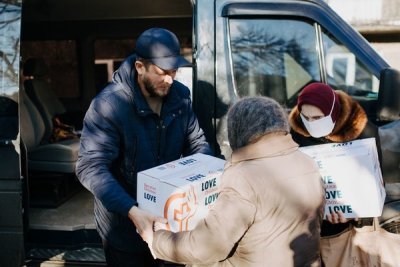 Oleg Servo delivering aid packages in Ukraine