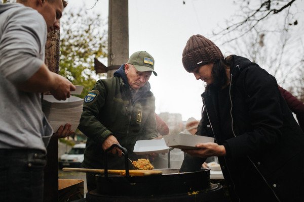 Volunteers feed families in Ukraine