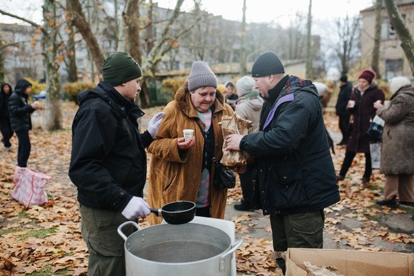 Volunteers serve hot tea to families in Ukraine